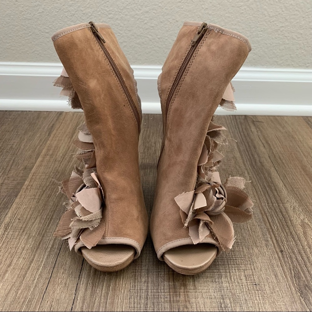 Report Inez Taupe Suede Heels